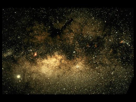Широкоугольный снимок Галактики Млечный путь по направлению к центру