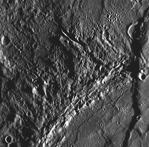 Эскарпы - редкие в Солнечной системе, но широко распространённые на Меркурии геологические образования.