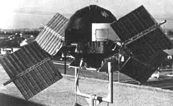 «Экспло́рер 6», прозванный «гребным колесом». Это был первый космический аппарат с солнечными батареями на выносных панелях, прикрепленных к корпусу на лонжеронах. Со спутника были получены первые телевизионные изображения Земли, очень низкого качества.