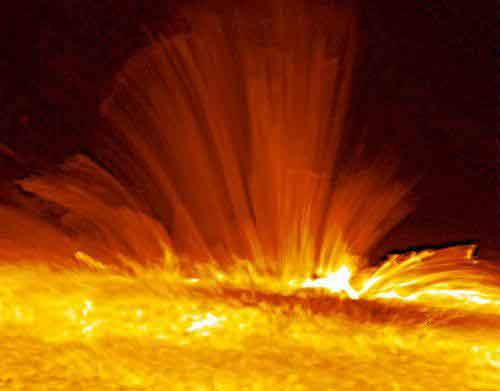 Магнитное поле солнечного пятна (назад на текст)