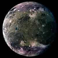 Это изображение Ганимеда в условных цветах более подробно иллюстрирует поверхность спутника.