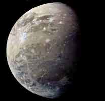 Самый крупный спутник Юпитера Ганимед. Фото Вояджера-1