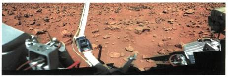 Скалистые образования, камни и пыль на поверхности Марса