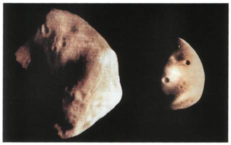 Спутники Марса Фобос слева и Деймос справа