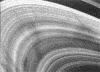 радиальные тёмные полосы на кольцах Сатурна