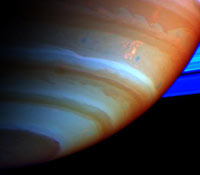 Атмосфера Сатурна и его ко́льца в условных цветах
