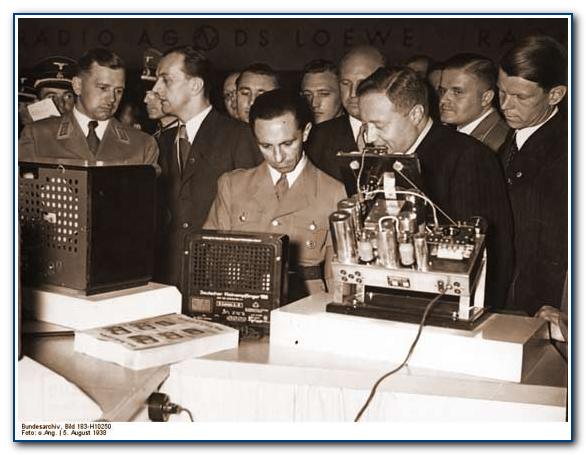 Геббельс инспектирует новую радиоаппаратуру