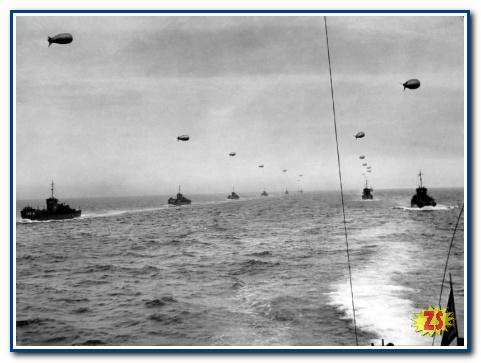 Американские десантные корабли пересекают Ла-Манш на пути к Нормандии.