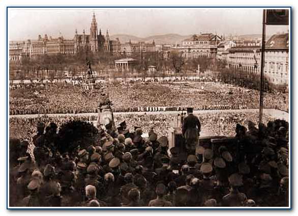 Гитлер выступает перед сотнями тысяч жителей Вены после аншлюса Австрии