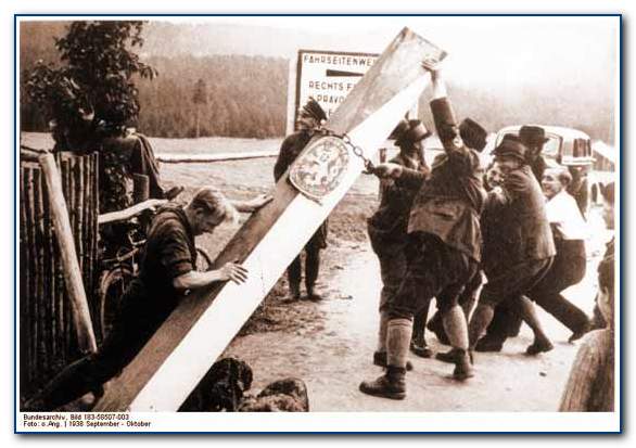 Судетские немцы выламывают чехословацкий пограничный столб во время оккупации
