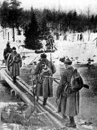 Советские пехотинцы переходят реку Раяйоки в Карелии