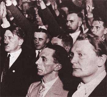 Гитлер, Геббельс и Геринг на митинге