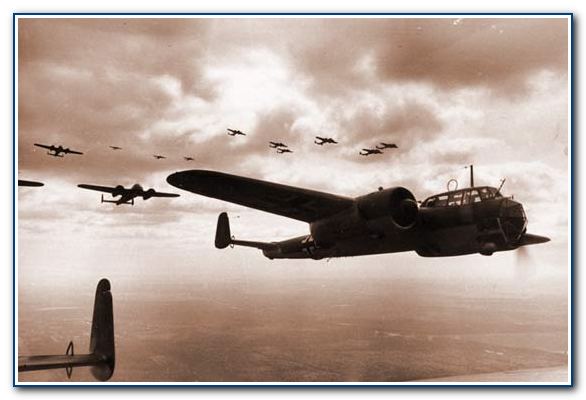 Строй немецких бомбардировщиков «Дорнье Do 17» летит над Францией, 21 июня 1940 года.