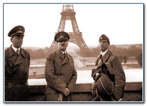 Адольф Гитлер позирует для фото на фоне Эйфелевой башни