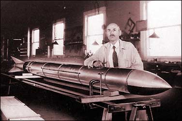 Роберт Годдард с одной из своих ракет. 1938г. Розуэлл.