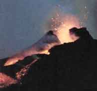 Вулкан Этна, Эксплозивный прорыв газов и выход лавы лишенной газа на вершине.
